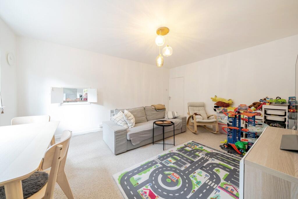 Apartment in London, Cottenham Park, Raynes Park - View 3
