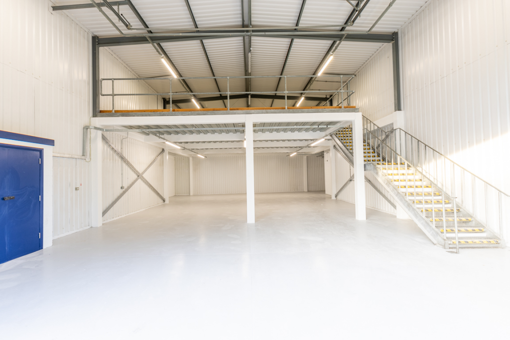 An empty arch with white lining