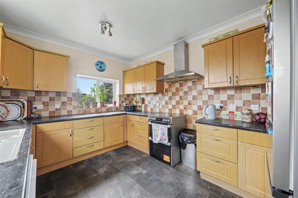 Chesswood Road, Worthing photo 4