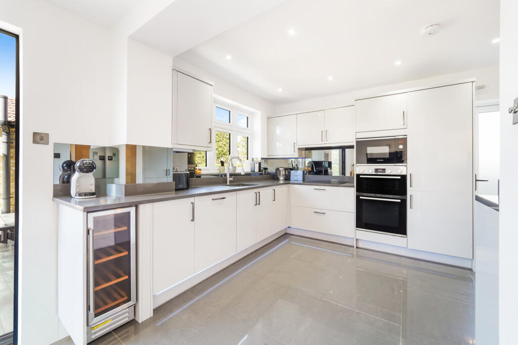 House in London, Royal Borough of Kingston upon Thames - View 5