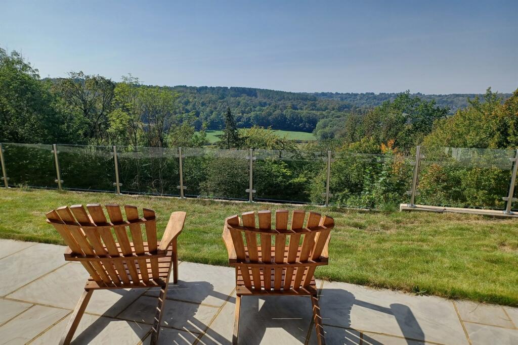 Main image of property: 4 bedroom Detached House in Woldingham