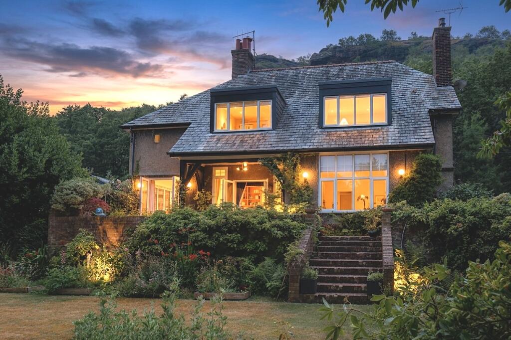 Main image of property: 124 Old Chester Road, Helsby, WA6 9PW