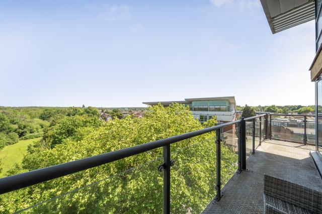 Apartment in Woking, Sheerwater - View 3