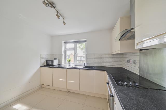 Apartment in London, Fallow Corner - View 4