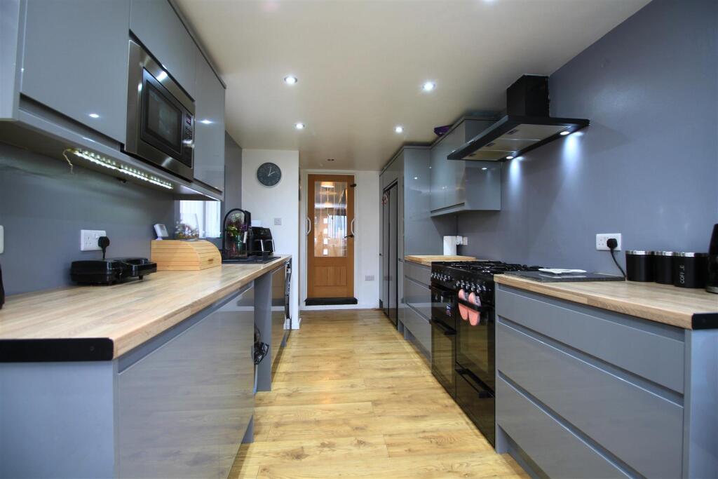 Yew Tree Road, Denton, Manchester photo 3