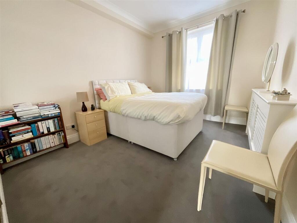 Apartment in Scarborough, South Cliff - More