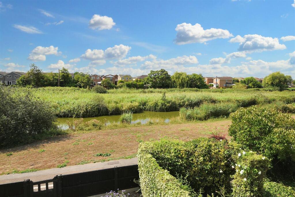 Stunning Property - Harrow Road, Canvey Island photo 4