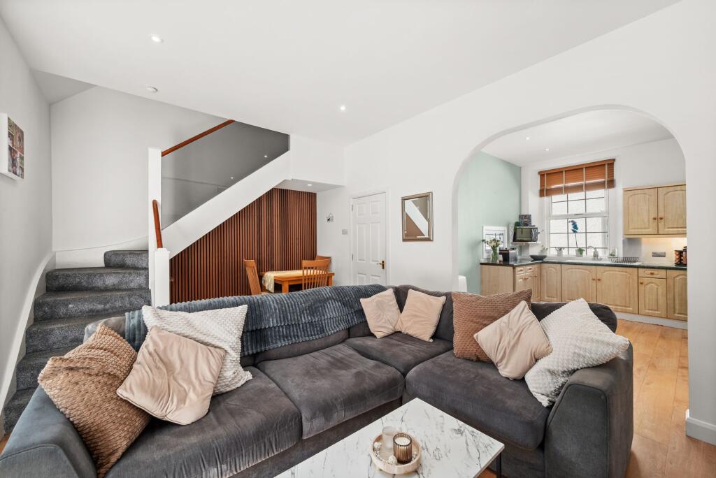 Main image of property: 211a King Street, Broughty Ferry, DD5 2AX