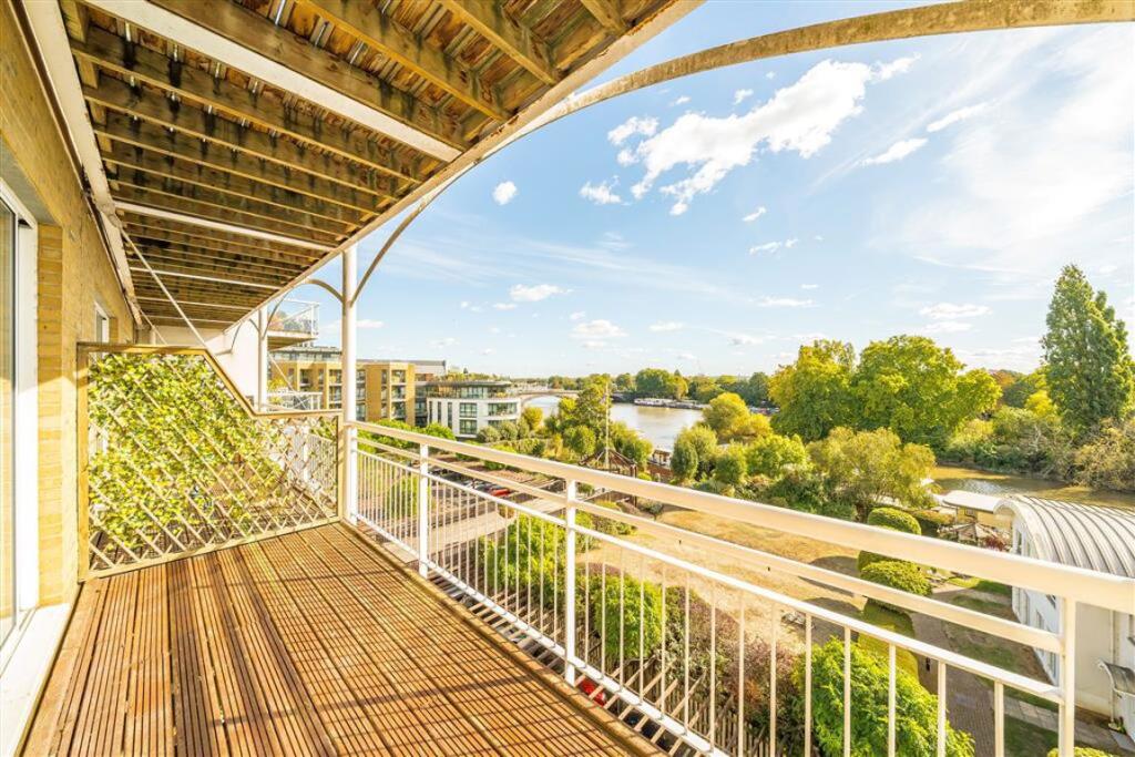 Apartment in Twickenham - View 5