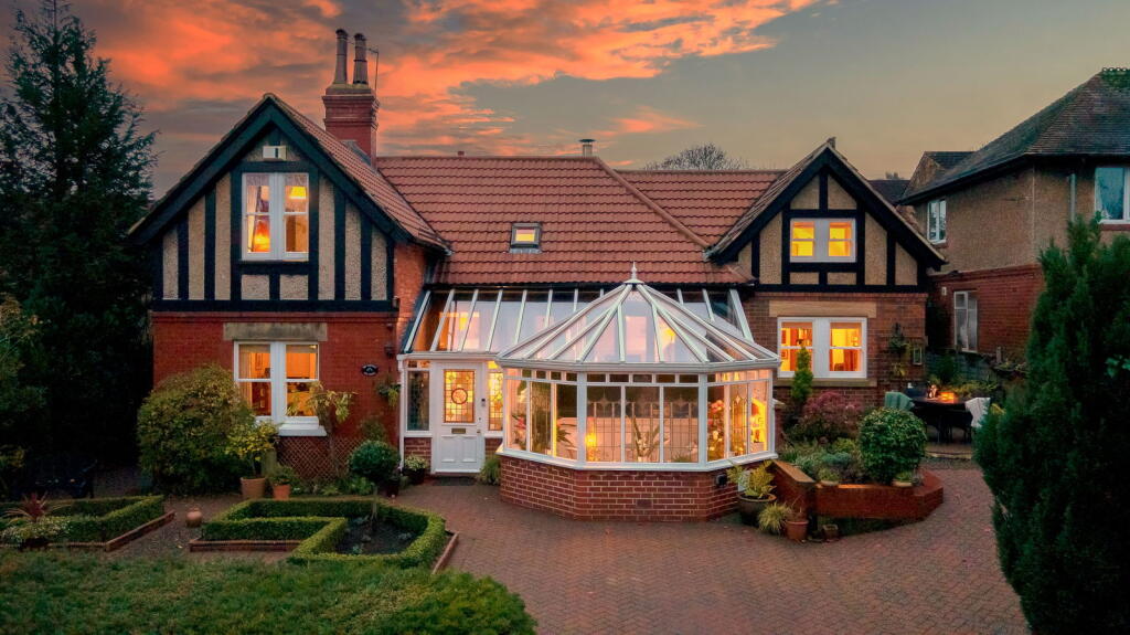 Main image of property: The Cottage at Oak Lodge, Manor Road, Harrogate, HG2