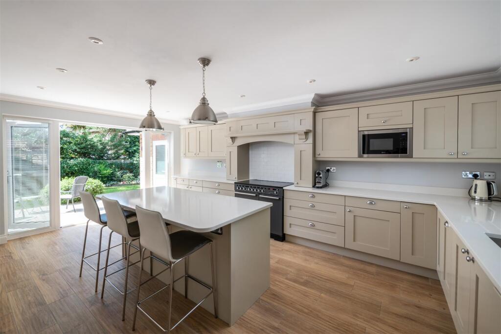 Edward Place, Worth, Crawley, West Sussex photo 3