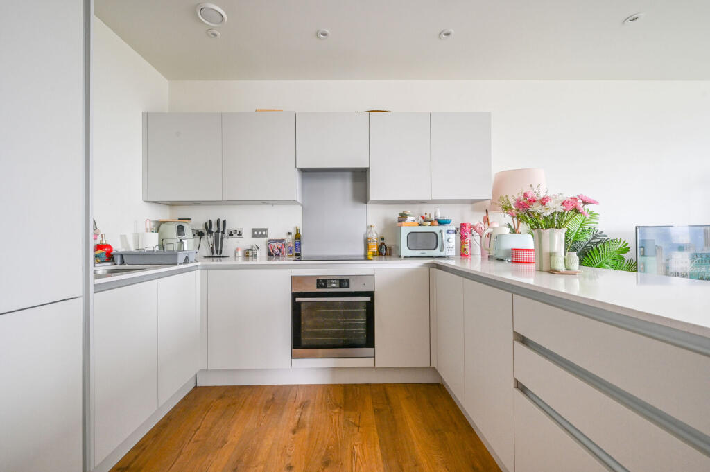 New Village Avenue, Docklands, London, E14 - View 2