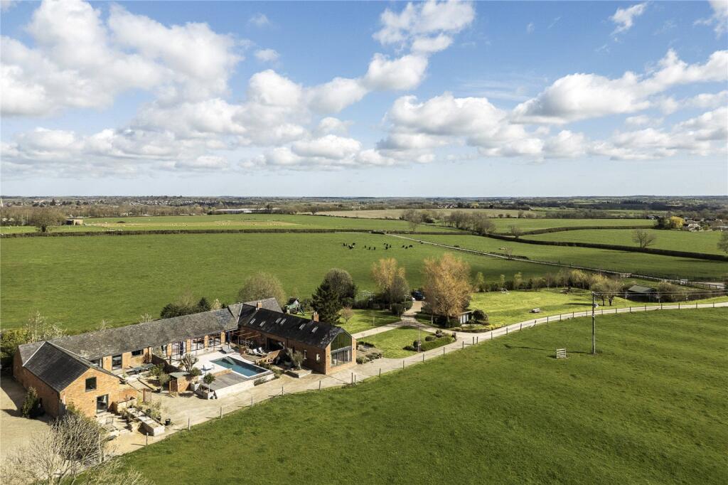 House in Milton Keynes, Gawcott with Lenborough - View 4