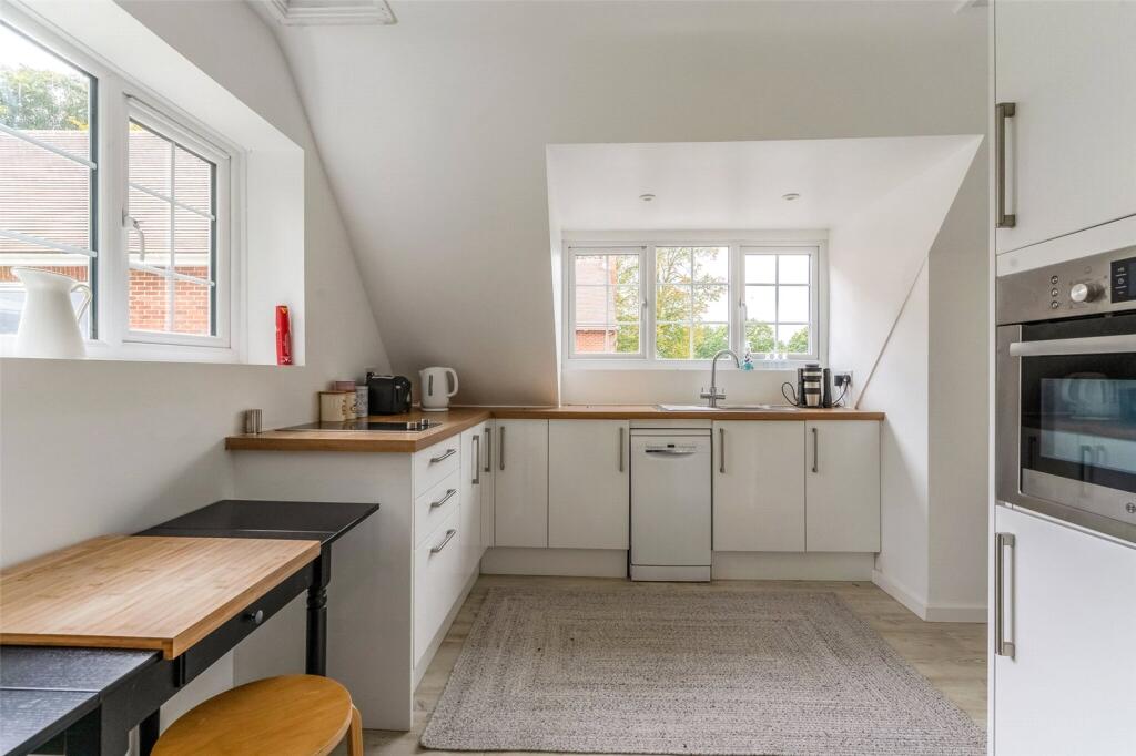 6 bed detached - Andwell, Hook, Hampshire, RG27 image 4