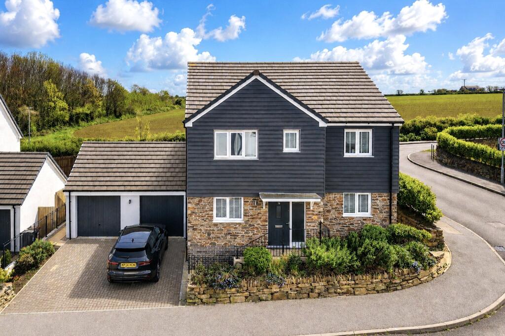 4 bedroom detached house in hayle, previous show home, great location