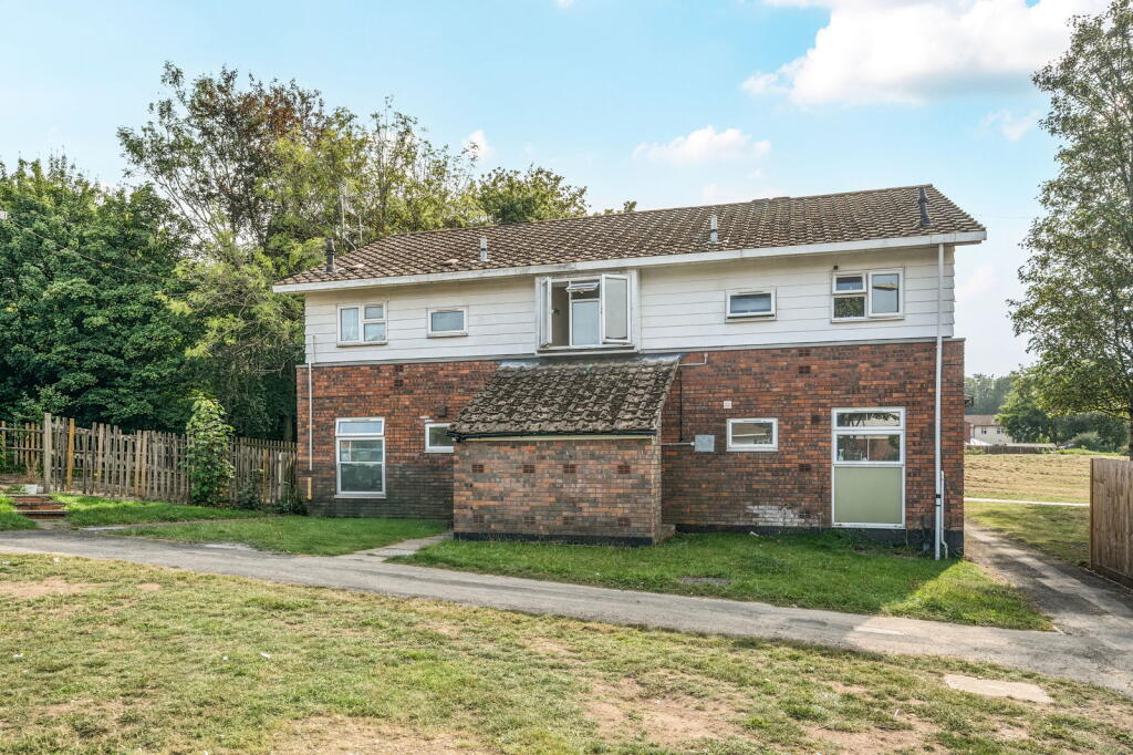 1-bed flat on Bach Close, Basingstoke, RG22 4LD, £140,000