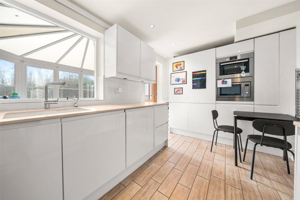 Bartholomew Place, Warfield, Berkshire, RG42 photo 3