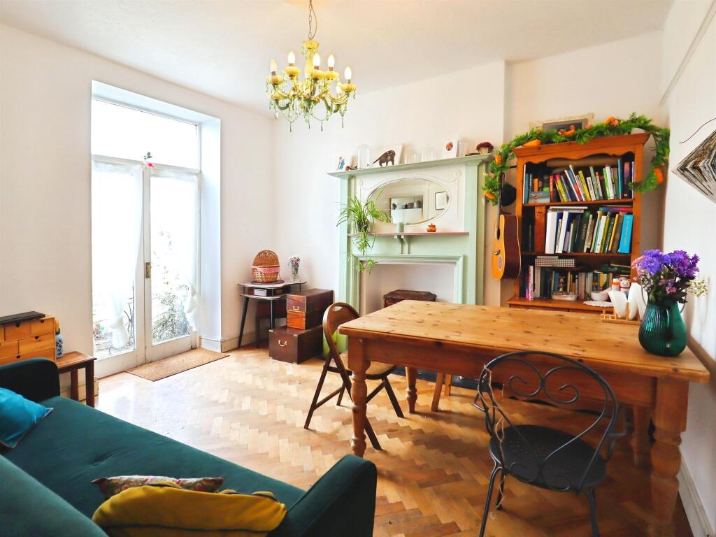 House in Cardiff, Grangetown - More
