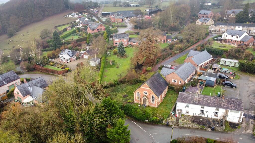 House in Pontrobert, Llangyniew - More