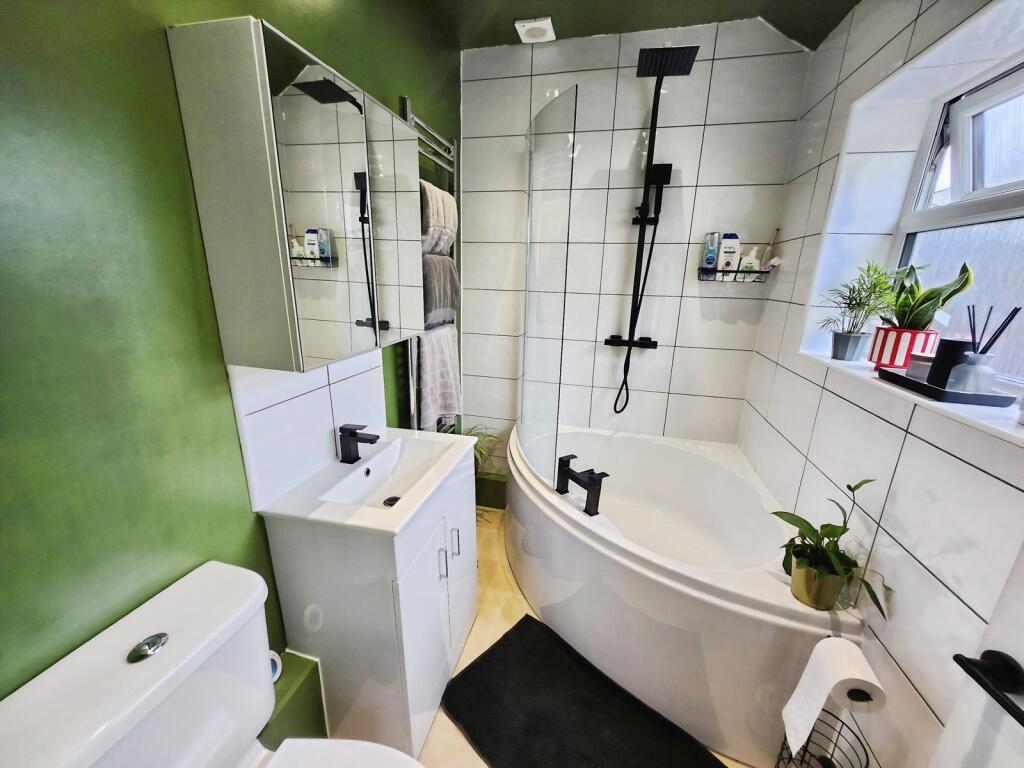 House in Nuneaton and Bedworth, Weddington - More
