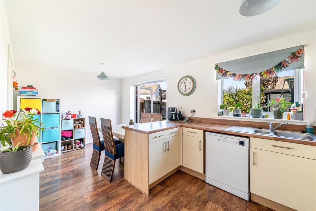 Mosquito End, Weston-Super-Mare - SPACIOUS DETACHED HOME - View 4