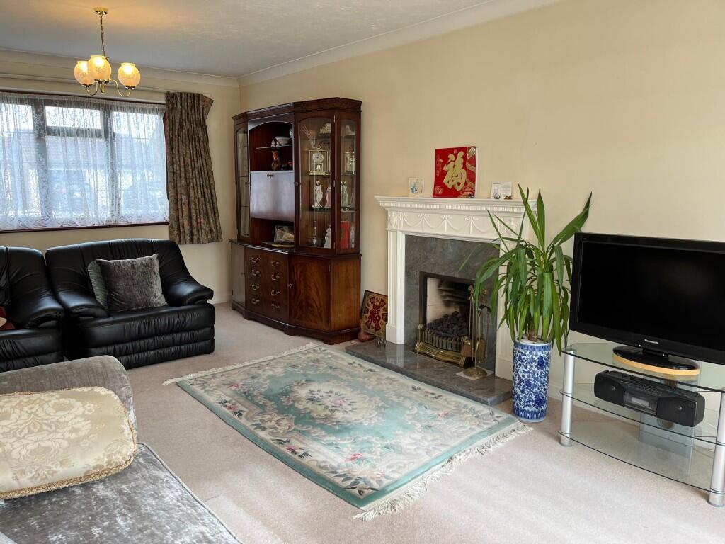 43, Foxglove Close, Gillingham, Dorset, SP8 photo 2