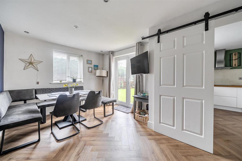 Thornbury Close, Crowthorne, Berkshire, RG45 6PE photo 3