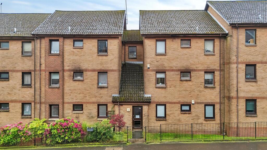 2-bed flat on Second Avenue, Clydebank, £89,995