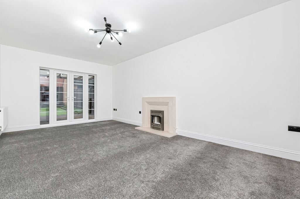 Sachfield Drive, Chafford Hundred, Grays photo 3