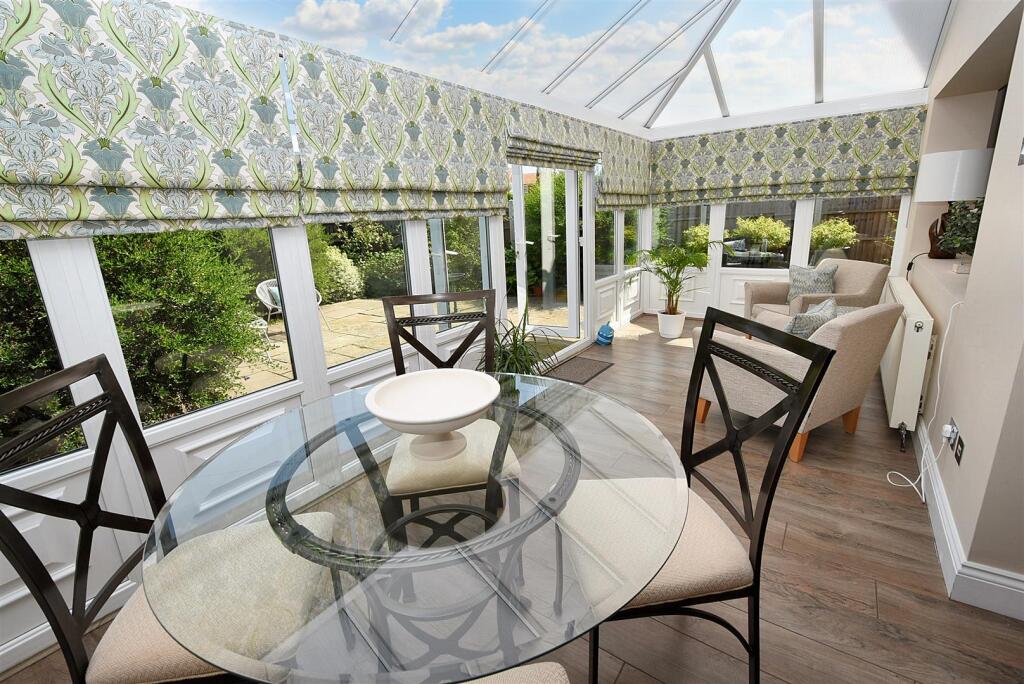 Stunning Property - Harrow Road, Canvey Island photo 3