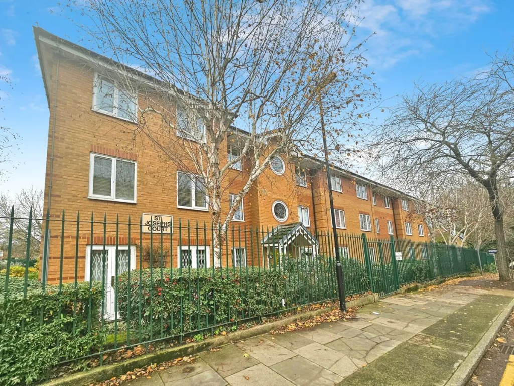 1-bed other on Bramhope Lane, London, SE7 7HP, £105,000