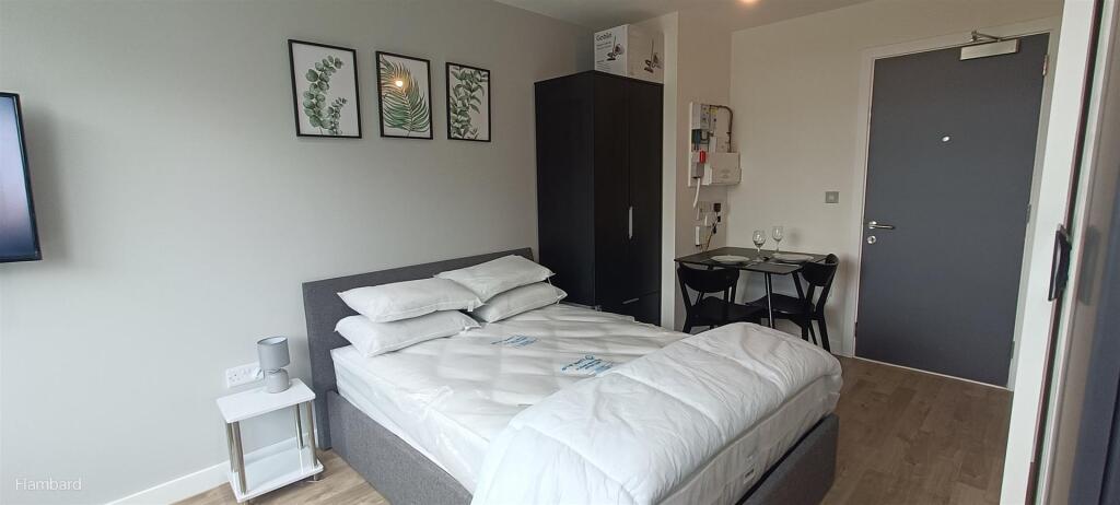 Apartment in Manchester, Old Trafford - View 2