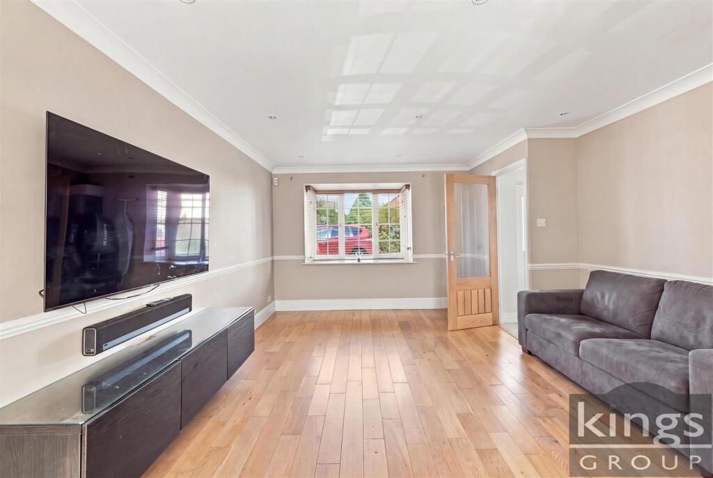 House in Broxbourne, Turnford - View 4