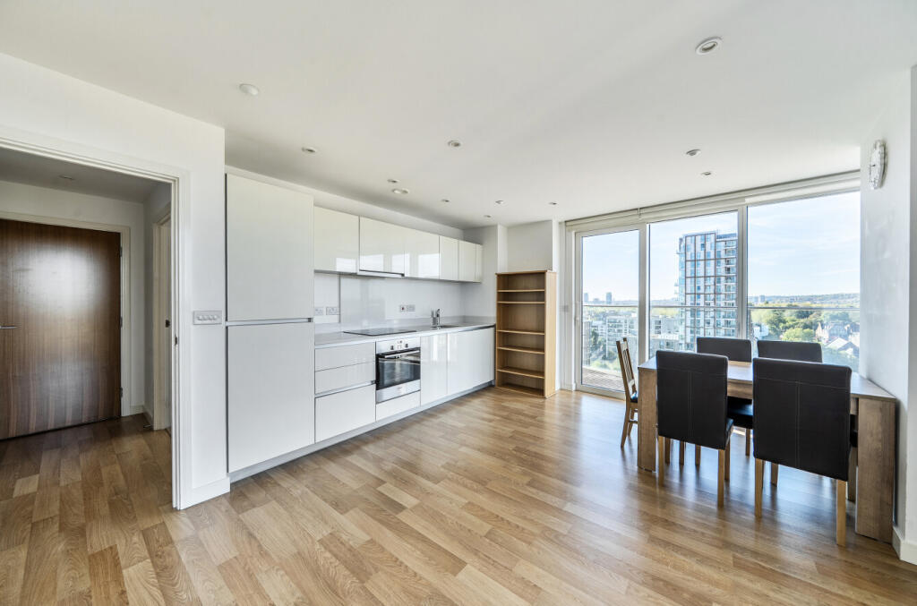 Apartment in London, Woodberry Grove Estate, Stoke Newington - View 5