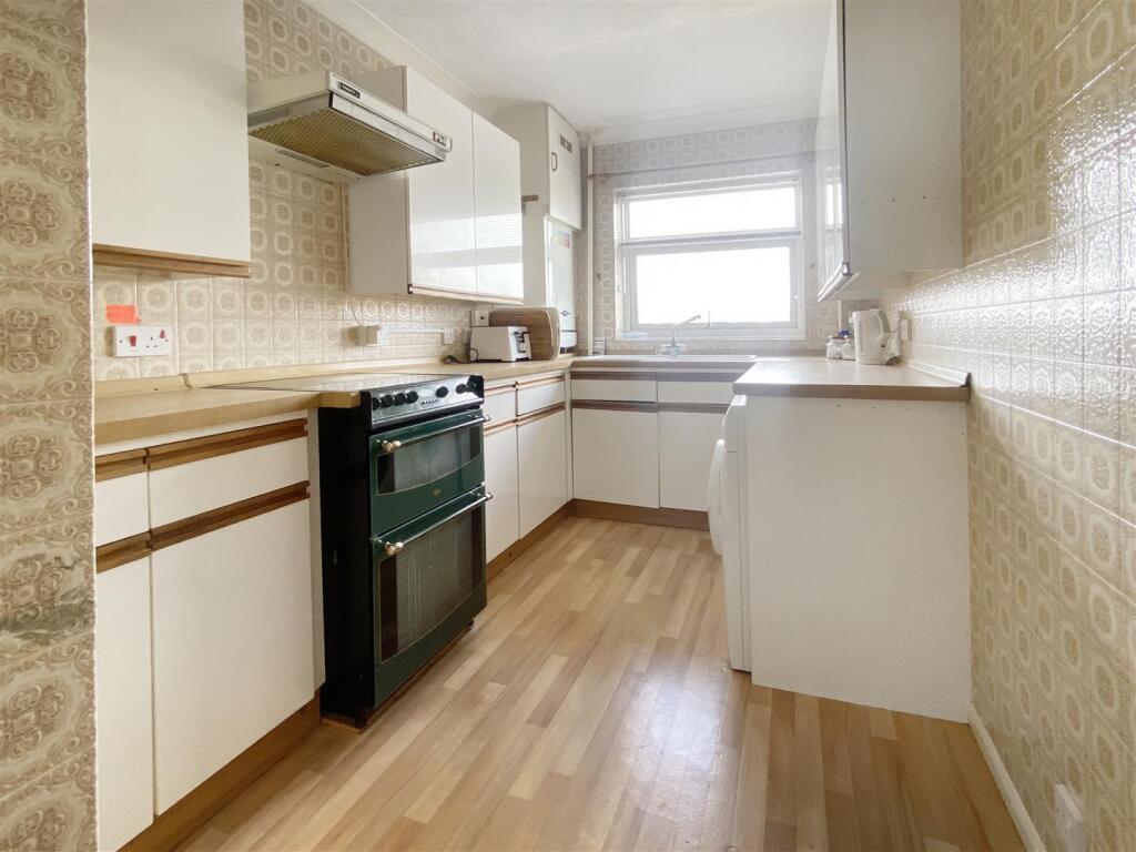Bay Tree Court, Marama Gardens, Rustington photo 4