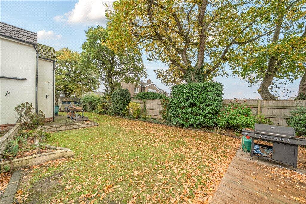 Fairview Drive, Romsey, Hampshire photo 2