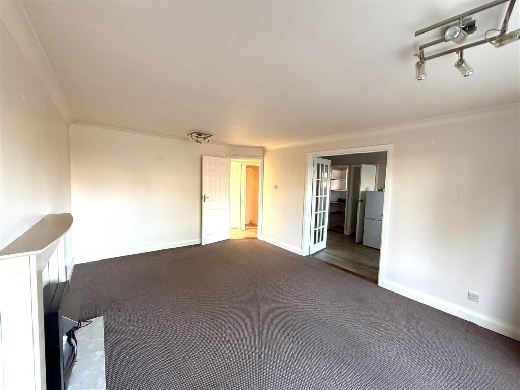 Apartment in Chesterfield, Brampton - More