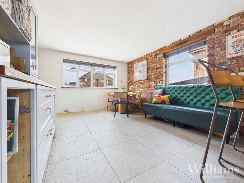 Chiltern Avenue, Stone, HP17 photo 4