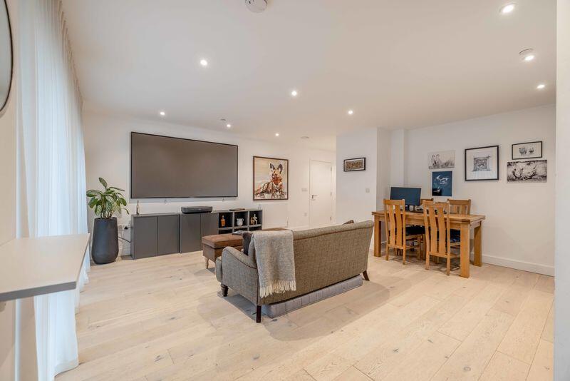 15 Bath Road, Slough photo 2