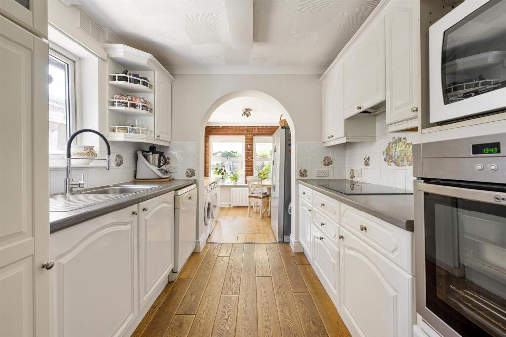 House in London, Royston Parade, Highams Park - View 5