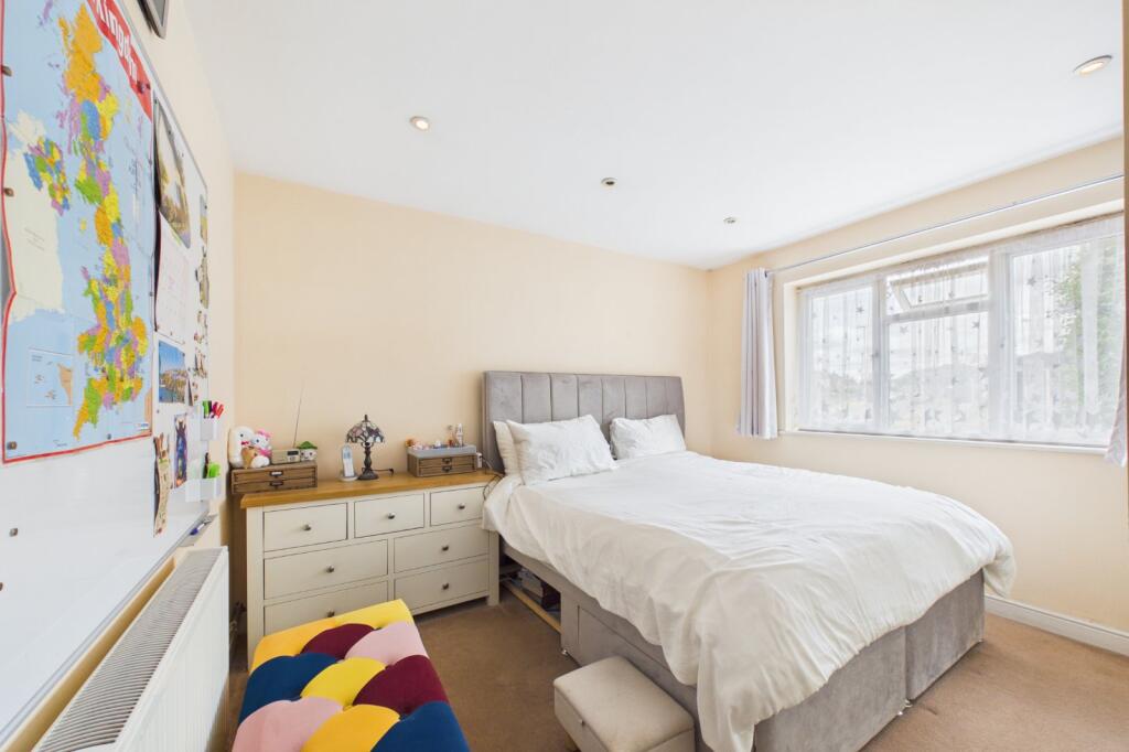 House in Wokingham, Emmbrook - More