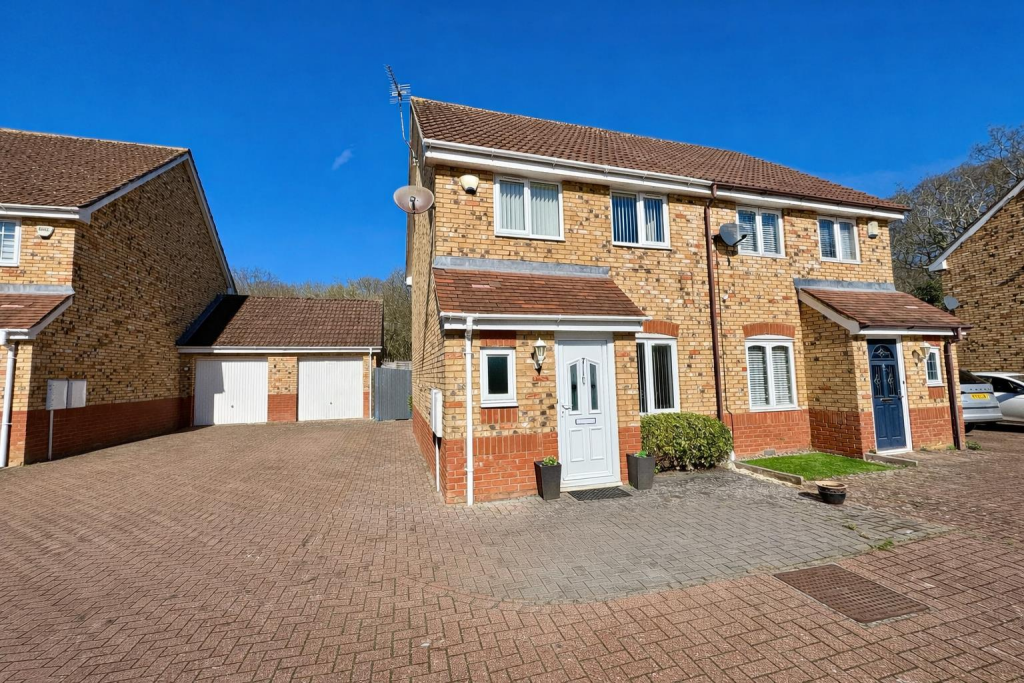 Main image of property: Brompton Gardens, Luton, LU3 3QA