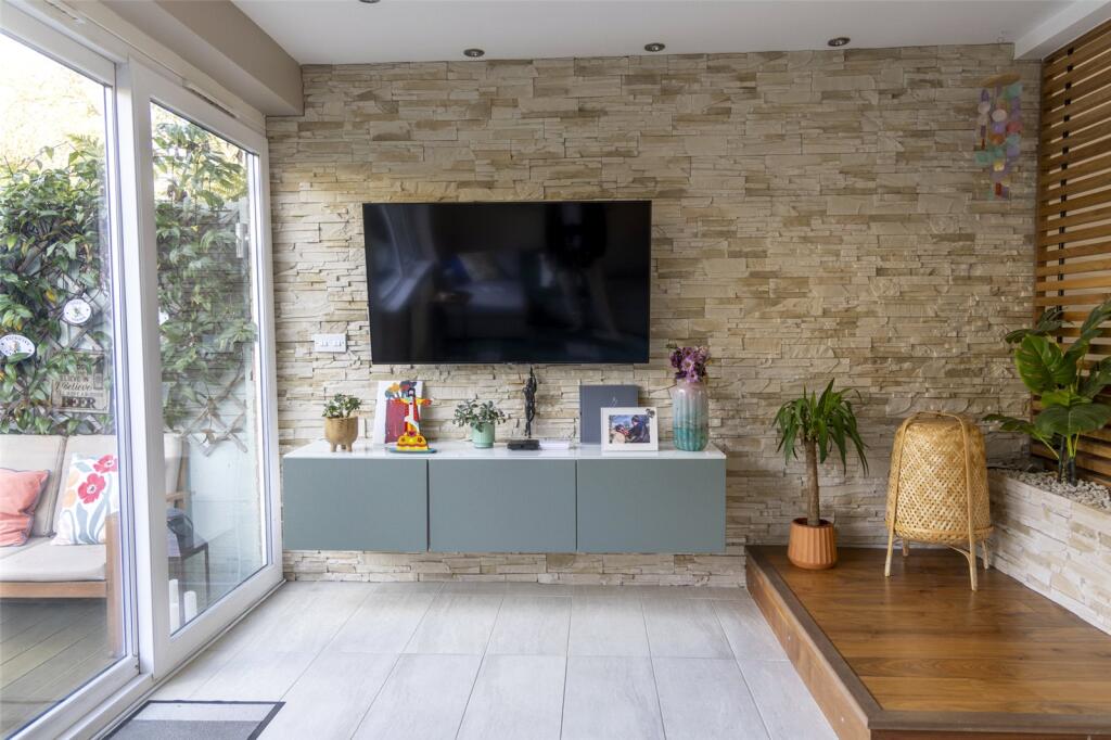 Runnymede Court, Egham, Surrey, TW20 photo 4