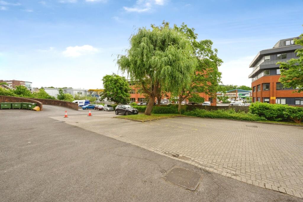 Apartment in Reigate and Banstead, Reffles Bridge, Earlswood - More