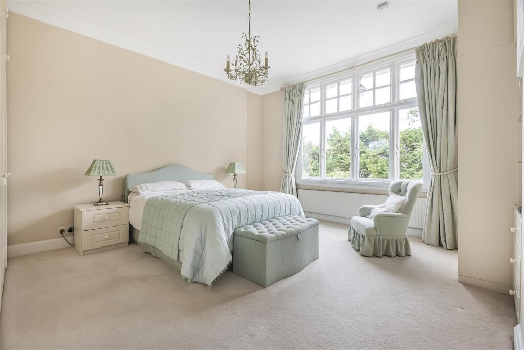 House in London, Hadley Wood - More