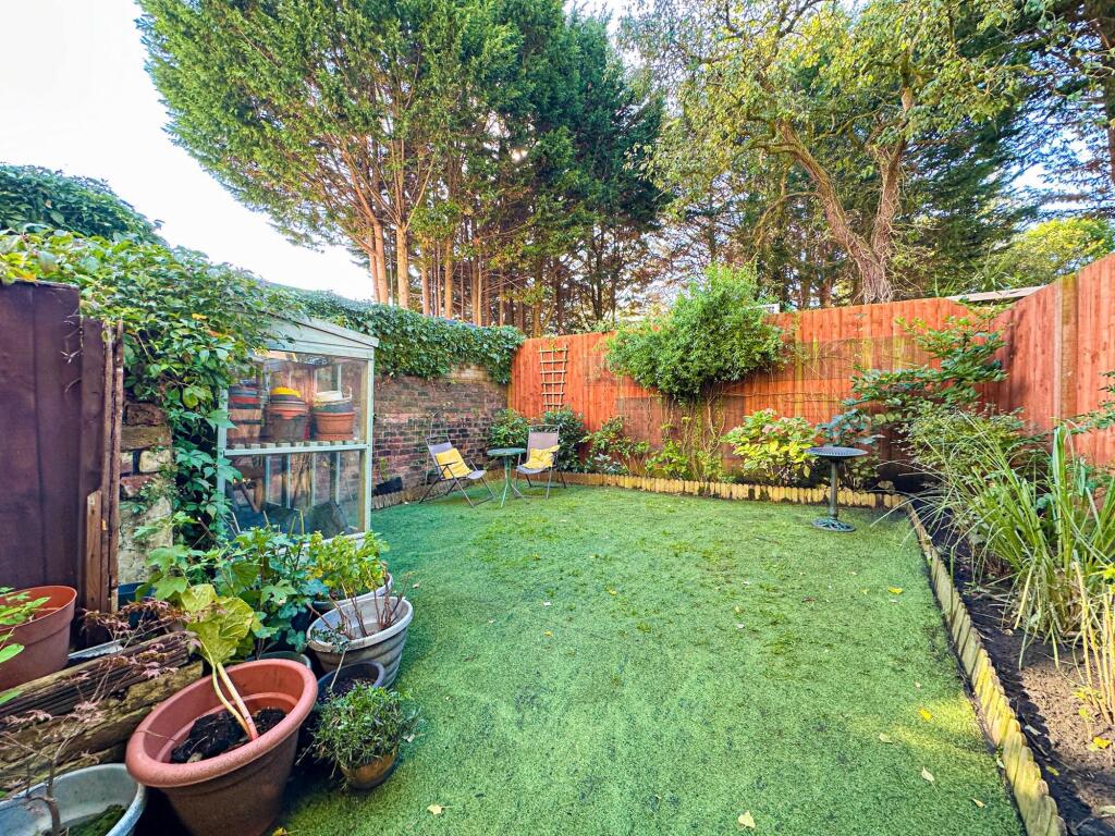 Fairfield Crescent, Fairfield, L6 photo 3