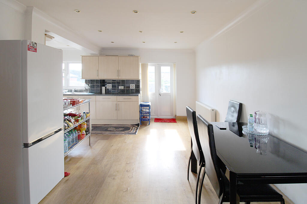 Clitheroe Avenue, Rayners Lane, Harrow photo 2
