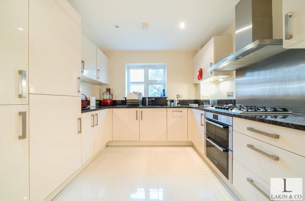 Apartment in Southall - View 4