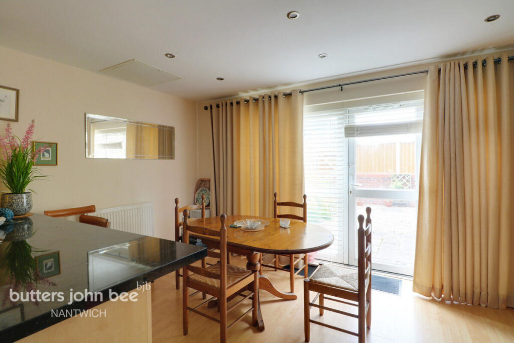 Sutton Close, Nantwich photo 3