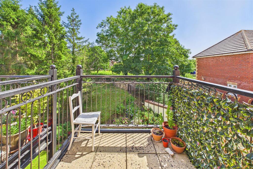 Apartment in Bristol, North Somerset - View 2